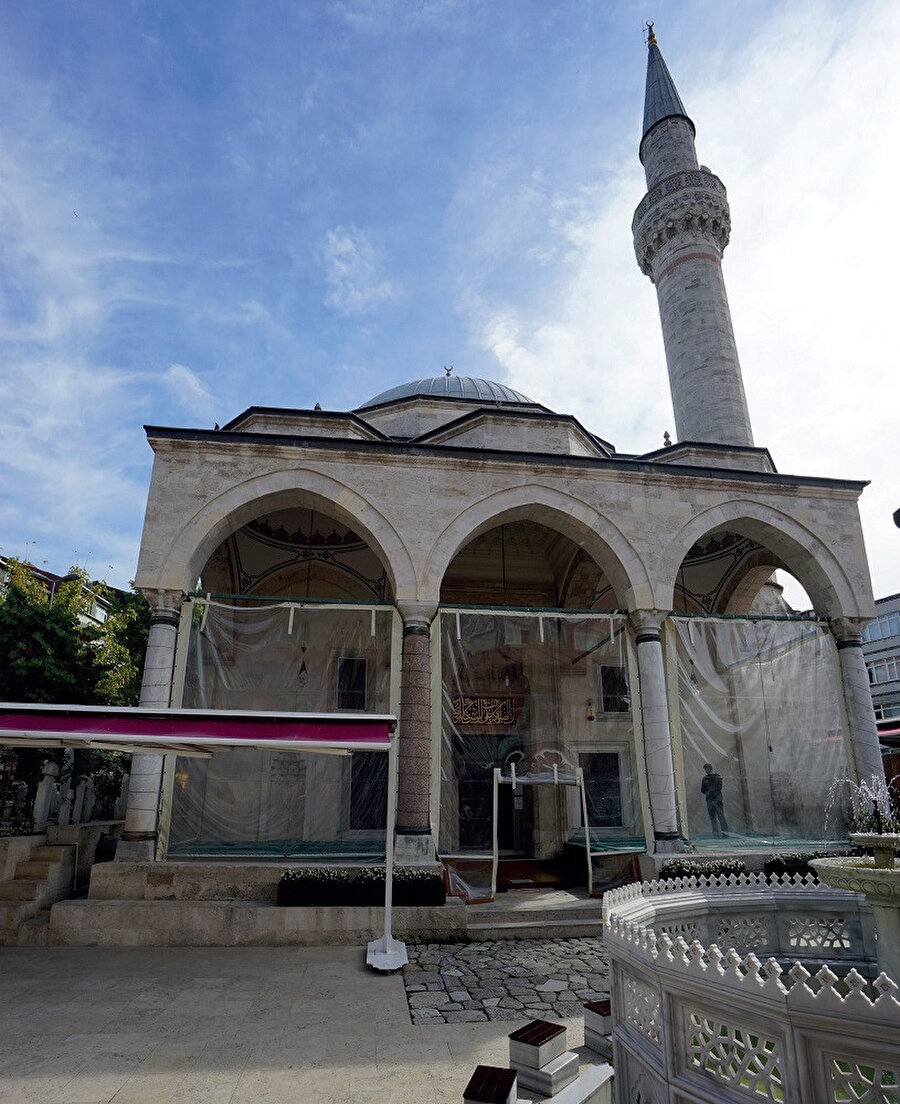 Ağaçkakan Camii olarak da bilinen İskender Çelebi Camii, 16. yüzyılda Debbağ İskender Çelebi tarafından yaptırılmıştır.