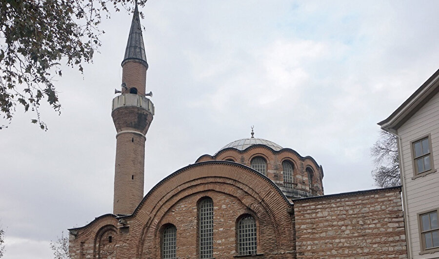 Kalenderhane Camii ya da eski adıyla Theotokos Kyriotissa Kilisesi, İstanbul'un Vefa semtinde Doğu Roma döneminden kalma bir yapıdır. 18. yüzyılda Osmanlı'lar tarafından camiye çevrilmiştir.