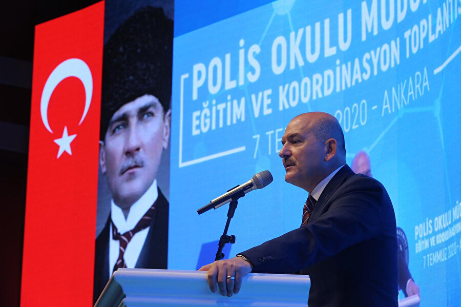 İçişleri Bakanı Süleyman Soylu açıklamalarda bulunurken