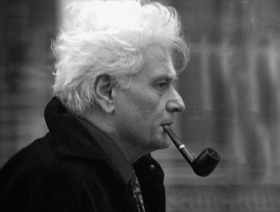 Derrida bir metnin her durumda birden çok okumayı, birden çok anlamayı ve nihayet birden çok anlamı mümkün kılacağına inanır.