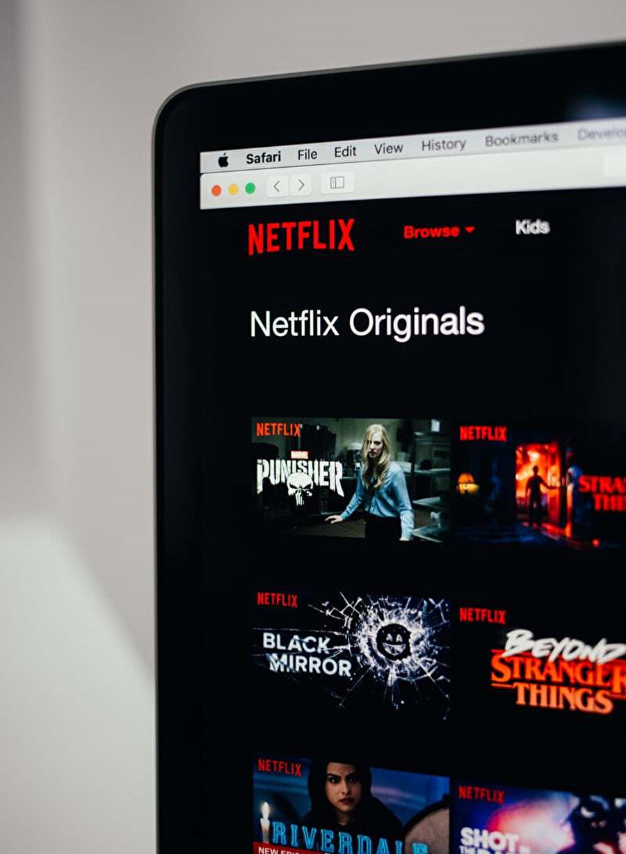 Netflix’te kendimizi kaptırıp izlediğimiz hikâyeler dahi son tahlilde bütün fazlalıklarından arındırıldığında o büyük hikâyenin, ölümsüz arketiplerin izlerini taşıyorlar sonuç olarak.