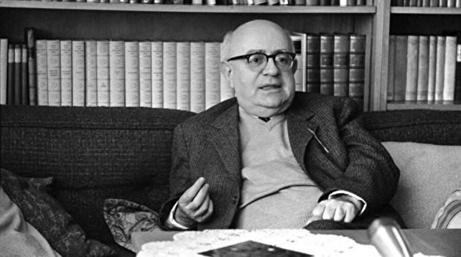 Adorno, “Auschwitz’den sonra şiir yazmak barbarlıktır,” diyerek aslında cevabı zor bir tespit-soru atmıştı ortaya.