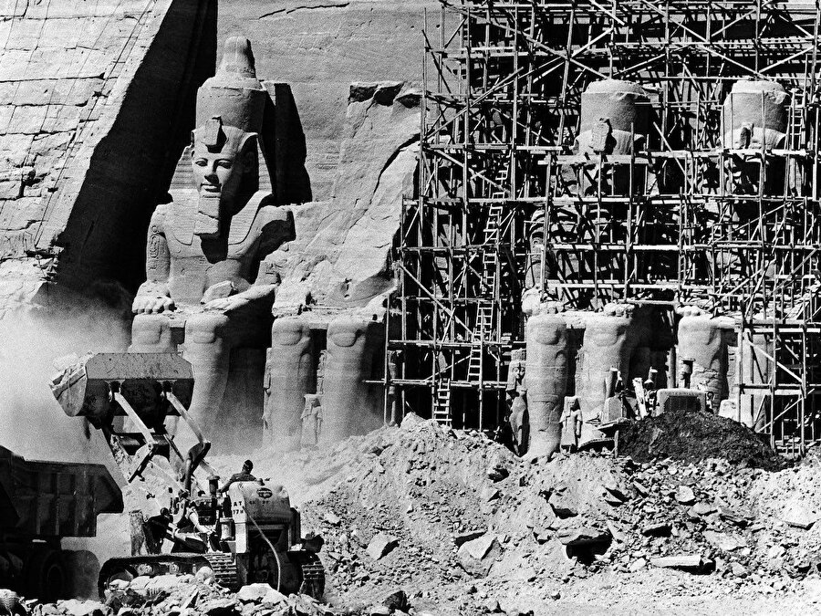 Ebu Simbel Tapınağı'nın yerinden sökülerek daha yukarı yerleştirilmesi, 4 yıllık yorucu bir çaba gerektirmişti.