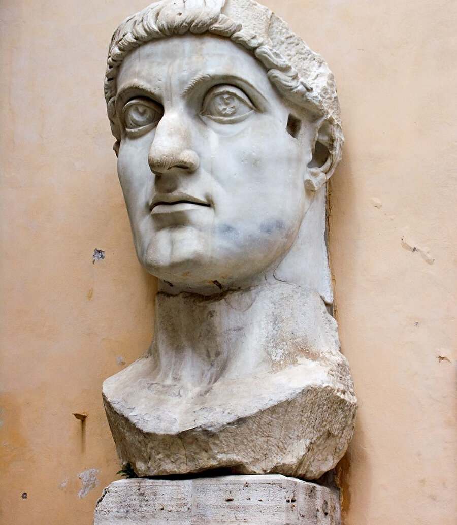 Capitoline Müzelerinde bulunan Konstantin heykeli.