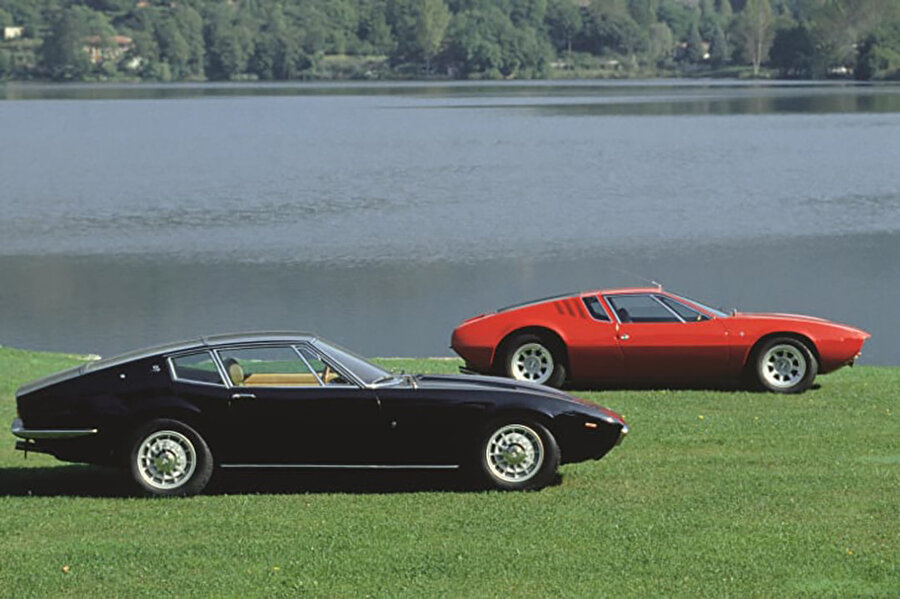 Solda Maserati Ghibli (1966) ve De Tomaso Mangusta (1967). 