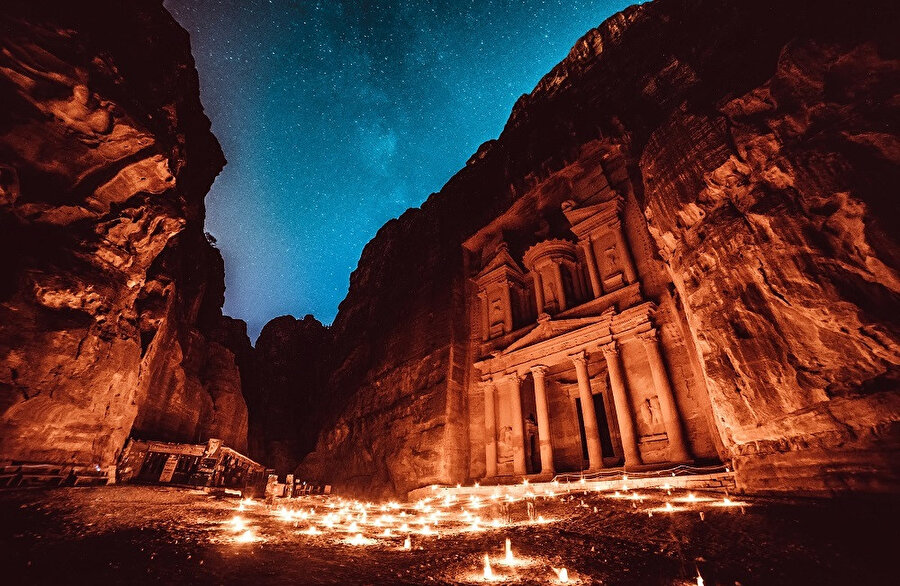 Petra, Ürdün'ün Lut Gölü ile Akabe Körfezi arasındaki toprakları üzerinde yer alan antik kenttir.