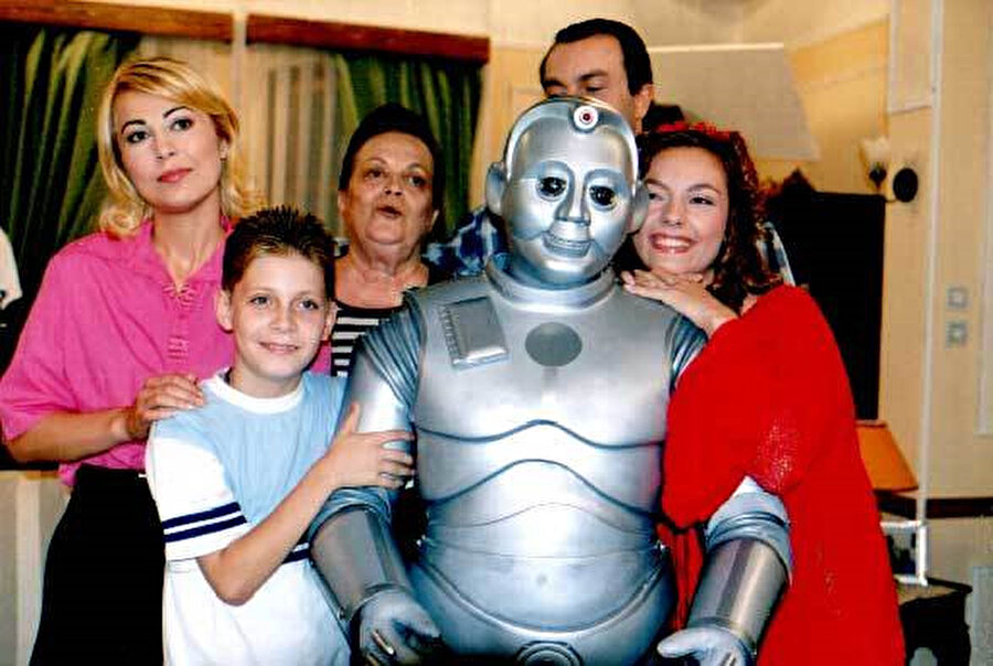 2002 yılında ekrana gelen fenomen dizi ‘İyi Aile Robotu’ birçok kişi tarafından severek izlendi.