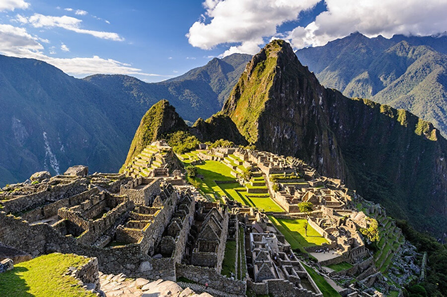 Machu Picchu, bugüne kadar çok iyi korunarak gelmiş olan bir İnka antik şehridir.