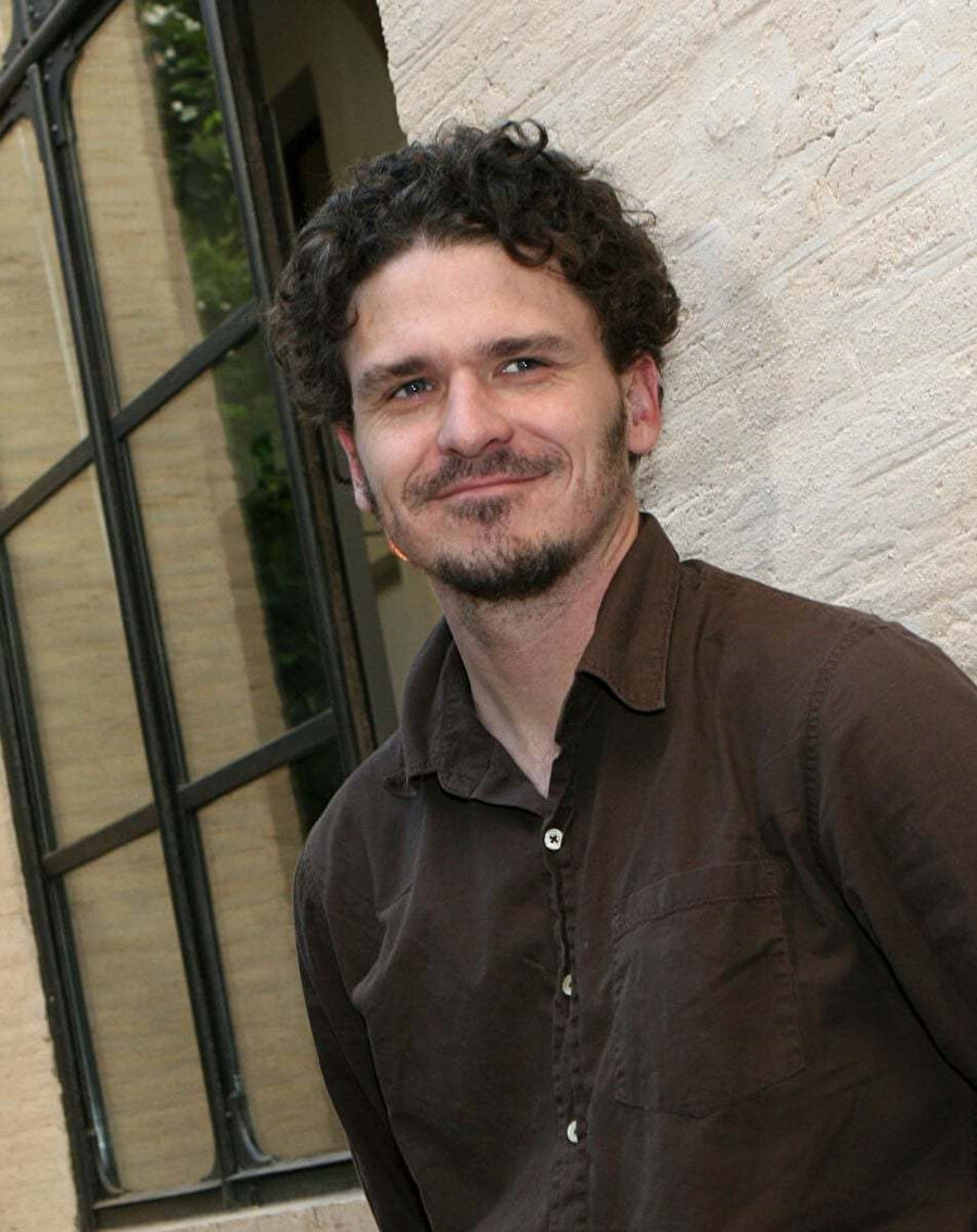 Dave Eggers’in biyografik kitap olarak yazdığı Zeitoun bu sınırın bozulduğunu iyi bir şekilde gösteriyor.