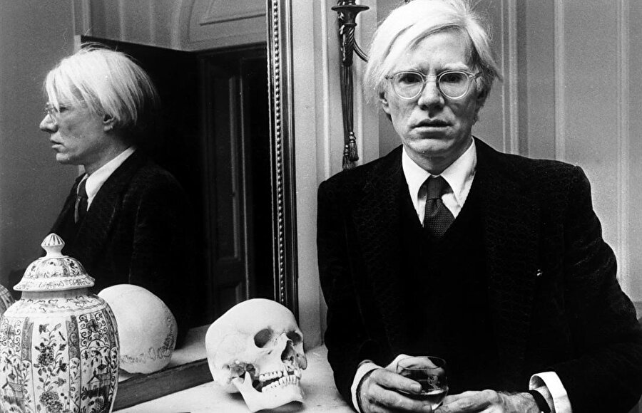 Andy Warhol sanat olmayan bir nesneyi düzenleyerek sanat bünyesine katıp, sanatta bir kırılma noktası yaratmıştı.