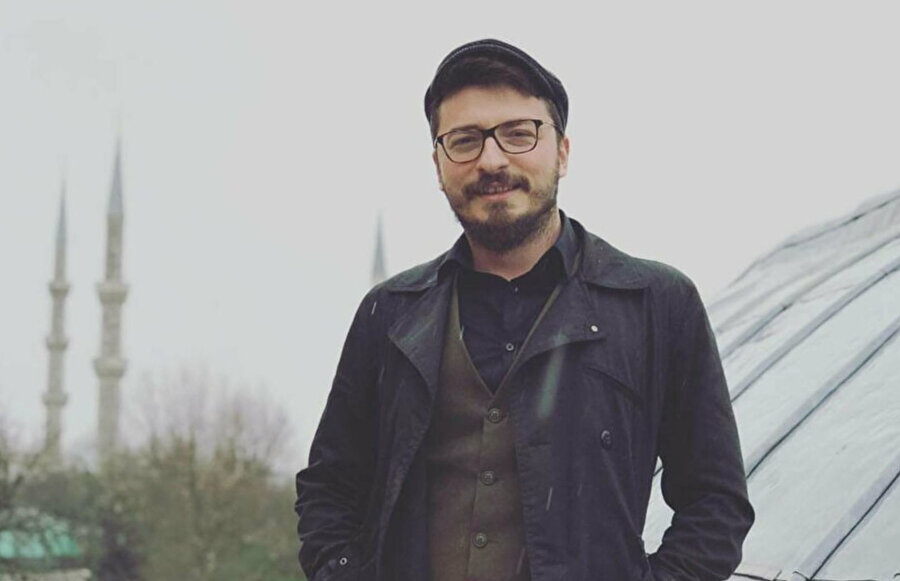 Bülent Ayyıldız kitabında da fantastiğin imkânlarından başarılı bir şekilde yararlanıyor.