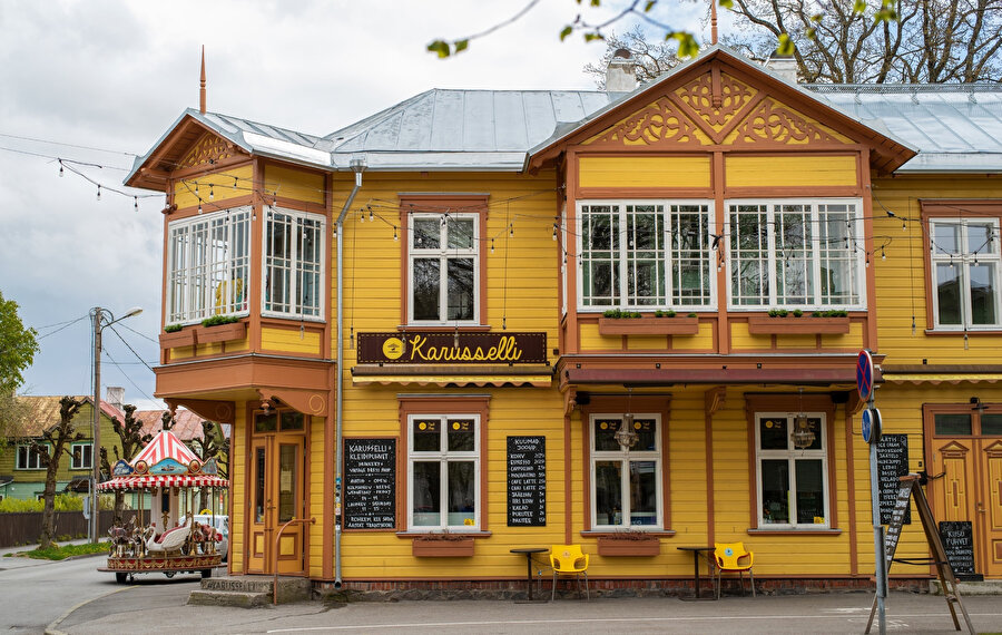 Estonya topraklarındaki ilk insan yerleşimleri en az MÖ 6500’e dayanır. 