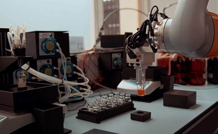 Robot laboratuvar asistanı
