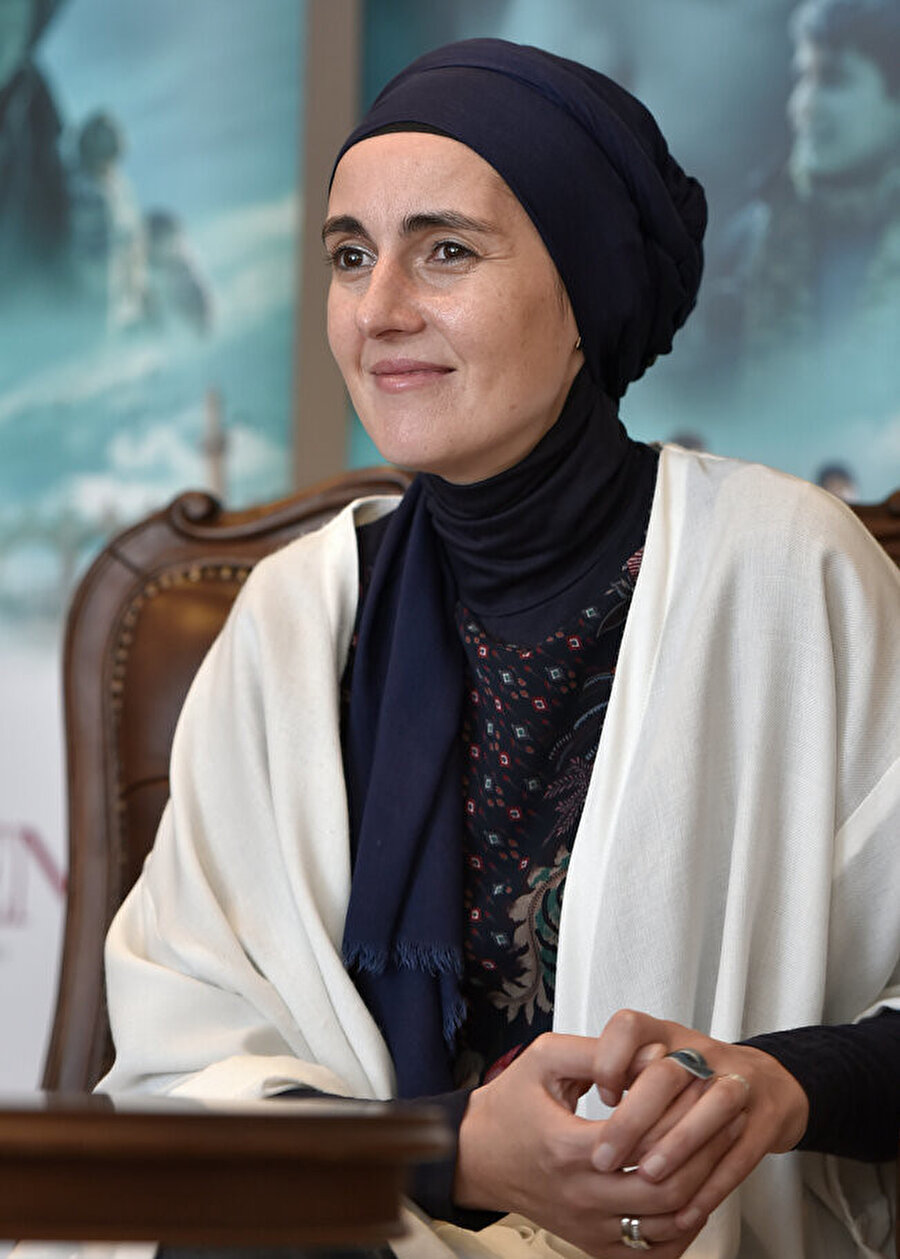 Boşnak yönetmen Aida Begiç’in 2008 tarihli filmi Kar (Snijeg) böylesi taze bir acıyla yüzleşmeyi, geride kalanların sesini duyurmayı amaçlayan cesur bir yapım.