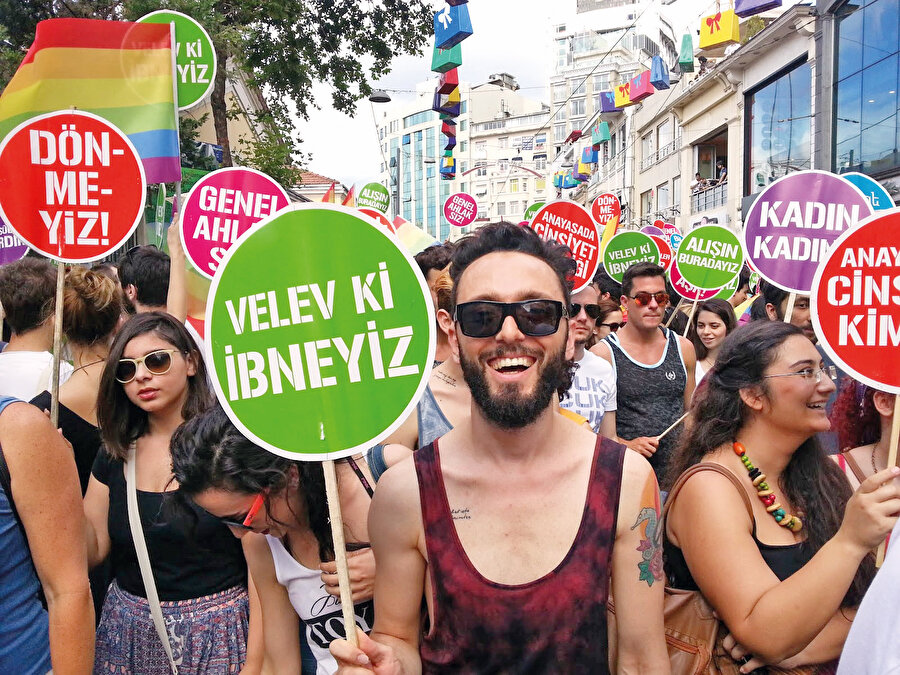 ÖSYM, hazırladığı YKS sınavında eşcinsel sapkınlığı savunan şarkıcı Mabel Matiz'le ilgili sorular sormuştur.