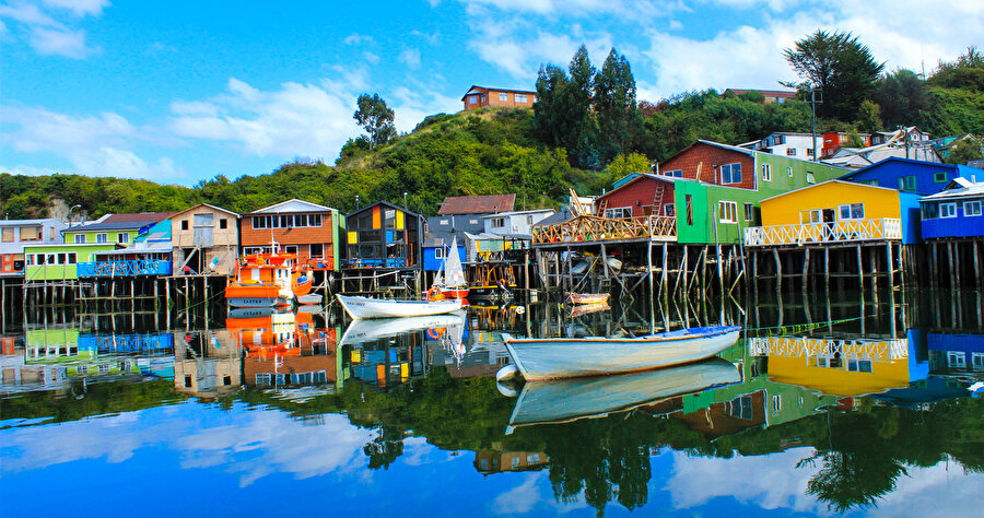Chiloe, Şili'de bir adadır ve Ateş toprakları'ndan sonra ülkenin en büyük 2. adasıdır.
