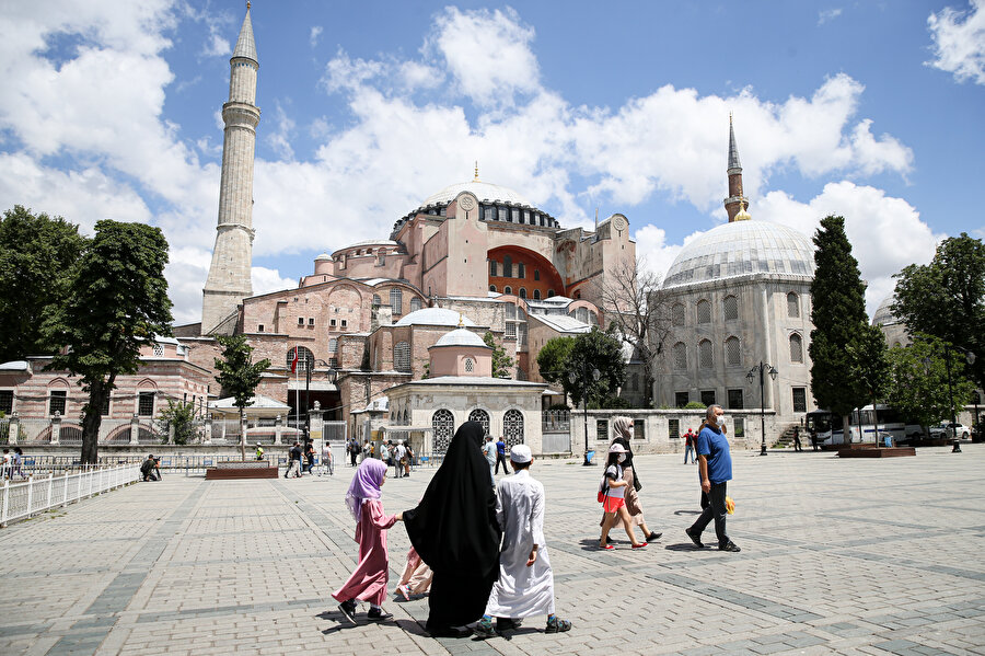 Ayasofya'nın giriş ve çıkışı kapatıldı