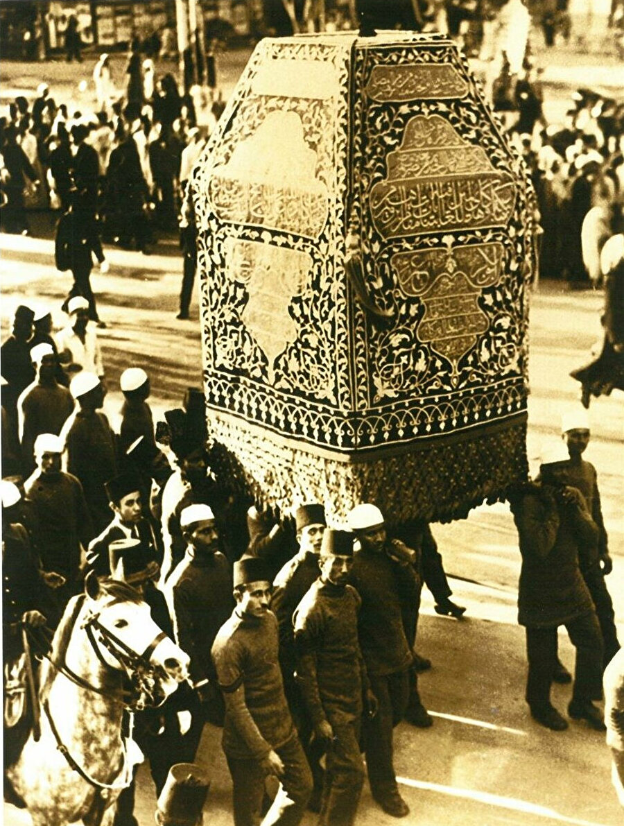 Surre içinde gönderilen makam-ı İbrahim örtüsü.