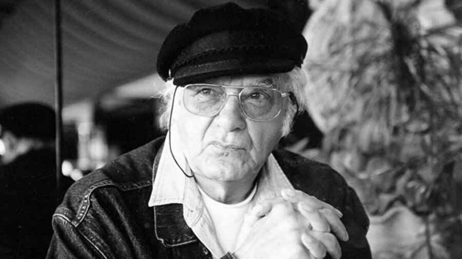 Attilâ İlhan, Türk şair, romancı, düşünür, deneme yazarı, gazeteci, senarist ve eleştirmendir.