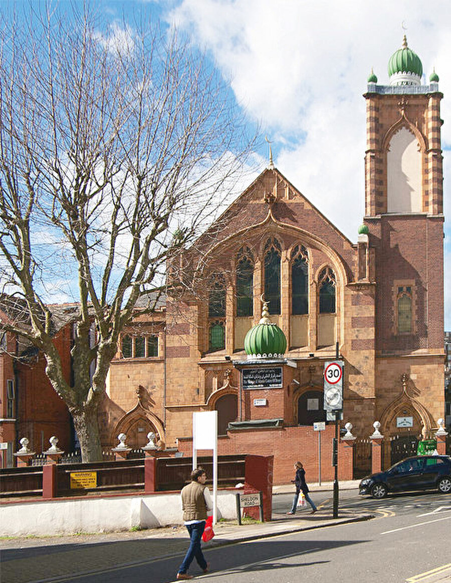 Islamic Centre of Brent, halkın dilinde Brent Mosque ise şehrin öte yakasında bir kilise camii. 