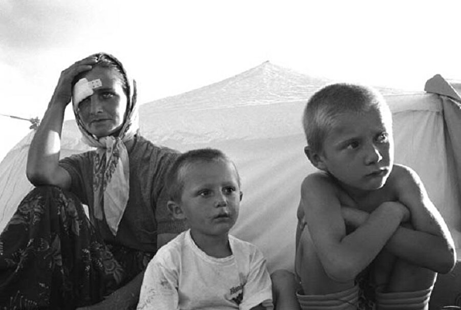 Srebrenitsa Soykırımı'nın yaralarını Tuzla'daki mülteci kamplarında sarmaya çalışan Bosnalı bir anne ve oğulları.