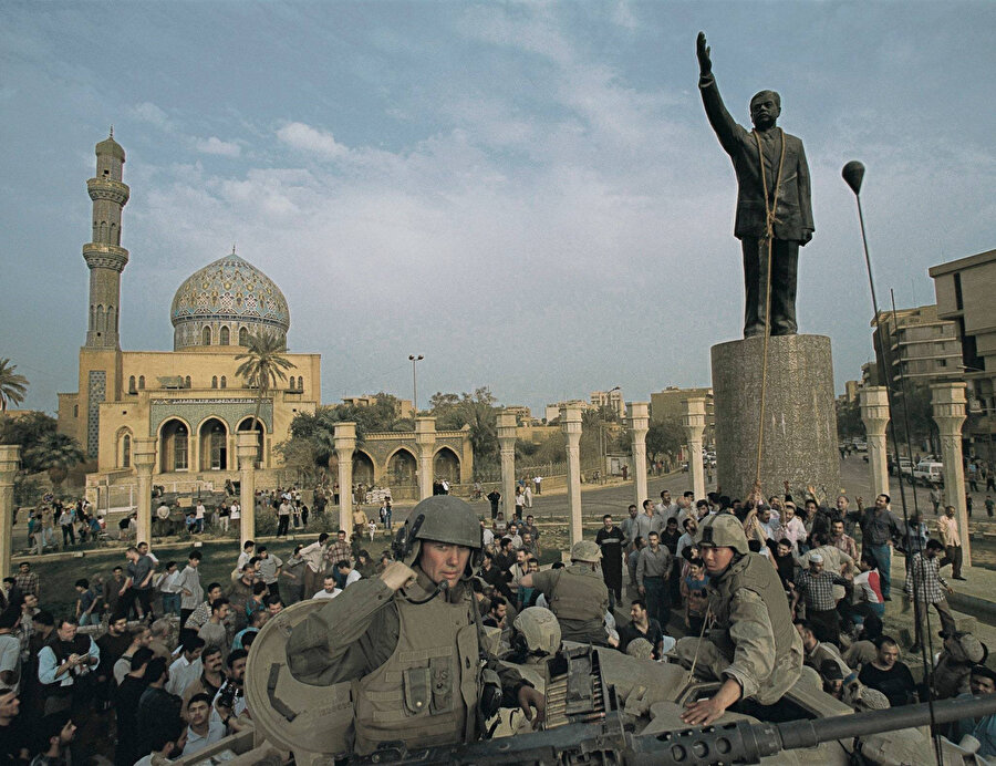 Firdevs Meydanı’ndaki Saddam Hüseyin heykeli devrilmeden dakikalar önce.