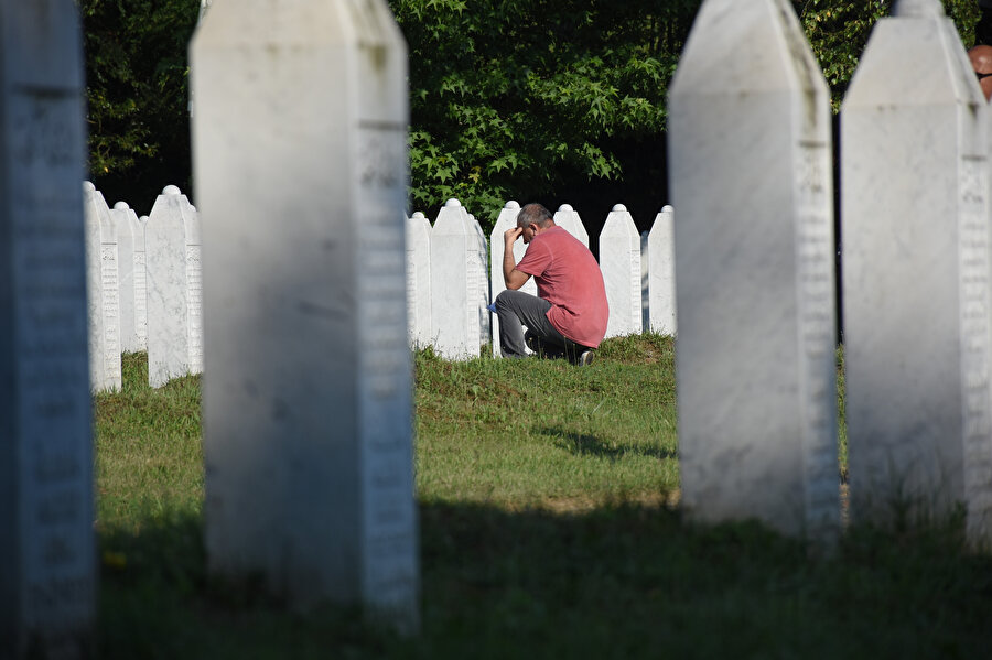 Srebrenitsa Soykırımı'nda katledilen ve kimliği tespit edilen 9 Boşnak, soykırımın 25'inci yıl dönümünde toprağa verilecek