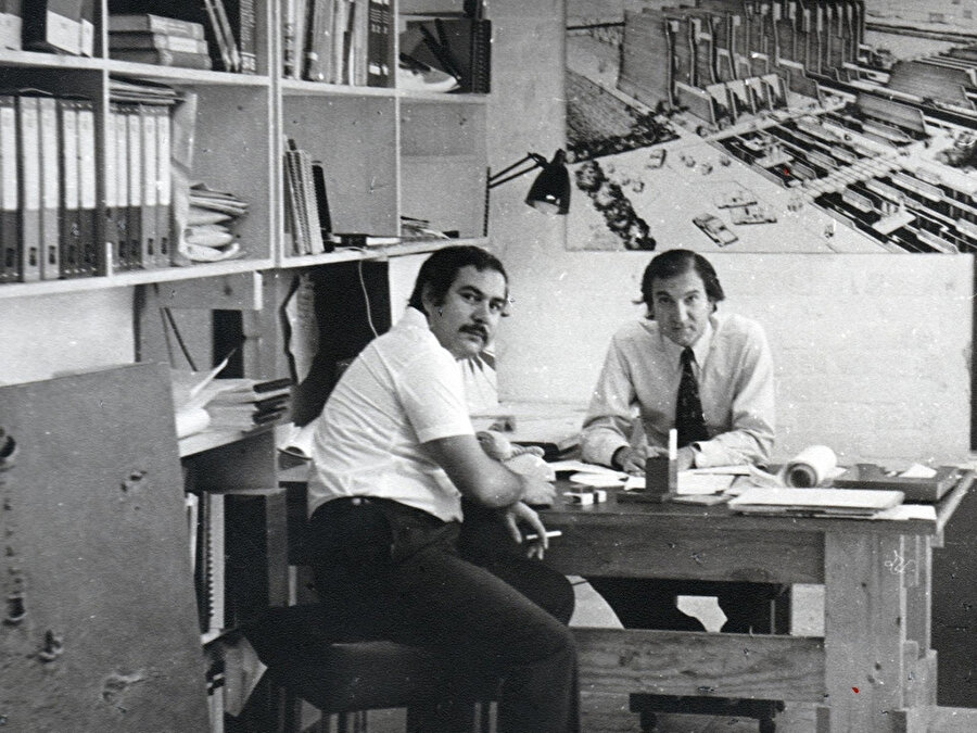 Rıfat Çadırcı (sağda) ofisinde çalışırken.