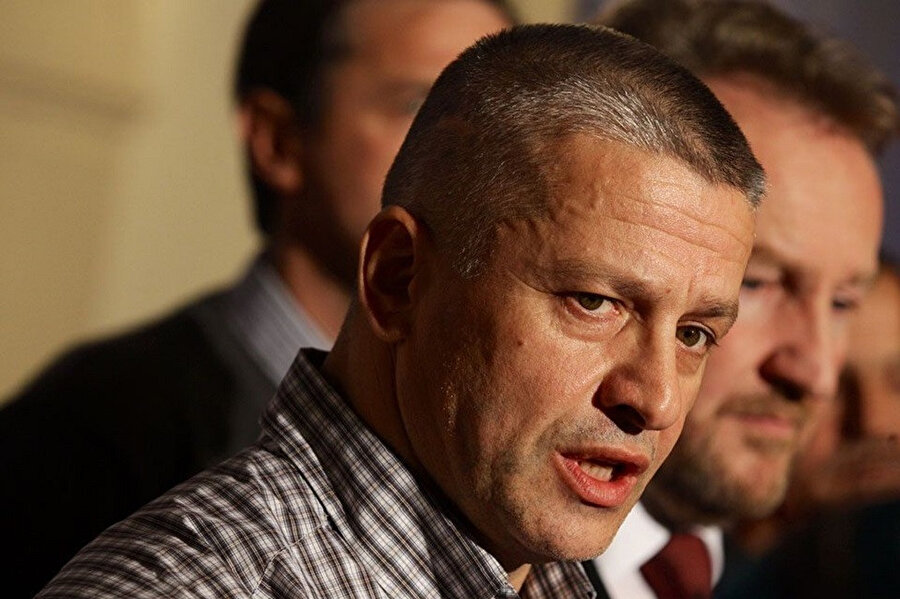 Müslüman Boşnakların yiğit komutanı Naser Oriç ile Bosna Savaşı’nı, savaşın öncesini ve sonrası, Aliya’yı, Avrupa’nın soykırım karşısındaki tutumunu konuştuk. 