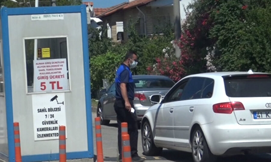 Saralkent Mahallesi'nin girişinde para alınırken