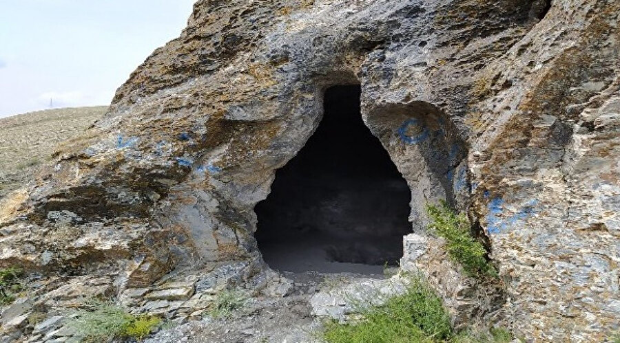 Altı tünel doludur. altın var diye gelir millet. inanırlar da. bizim köylü de inanır ama gitmez.