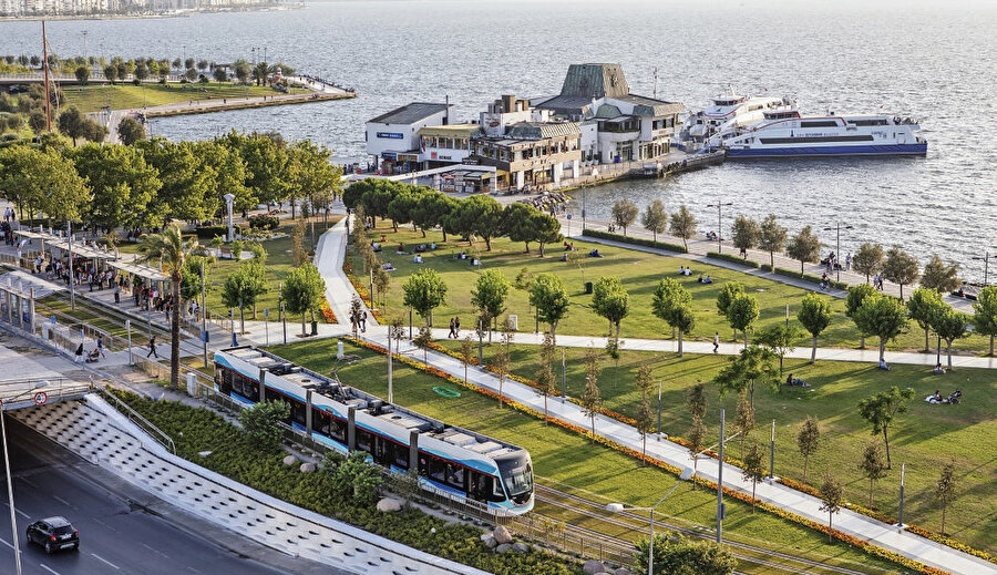 İzmir Körfezi çevresinde bulunan şehir, her yıl İzmir Enternasyonal Fuarı'nı düzenleyen önemli bir fuar merkezi ve liman kentidir.