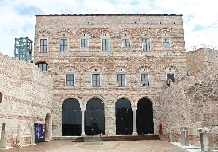 Tekfur Sarayı veya Porfiroğenitus Sarayı tüm dünyada geç Bizans mimarisinin görece bozulmamış örneklerinden biridir. İstanbul'da Fatih ilçesi sınırları içerisinde, Edirnekapı semtinde bulunmaktadır.