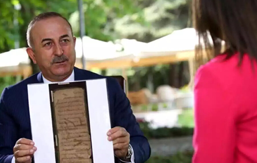 Dışişleri Bakanı Çavuşoğlu, canlı yayında Ayasofya'nın tapusunu gösterirken