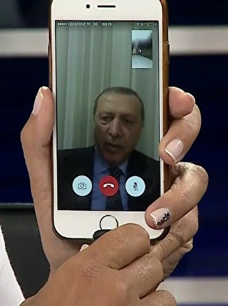Cumhurbaşkanı Erdoğan’ın Facetime üzerinden bir canlı yayına bağlanıp, Başkomutan olarak halkı meydanlara çağırması, bütün Türkiye’nin yaşadığı şok dalgasını atlatmasını sağladı.