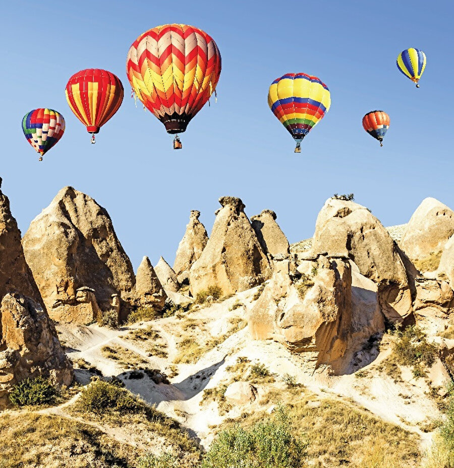 Kapadokya, 60 milyon yıl önce Erciyes, Hasandağı ve Güllüdağ’ın püskürttüğü lav ve küllerin oluşturduğu yumuşak tabakaların milyonlarca yıl boyunca yağmur ve rüzgâr tarafından aşındırılmasıyla ortaya çıkan bölge. 