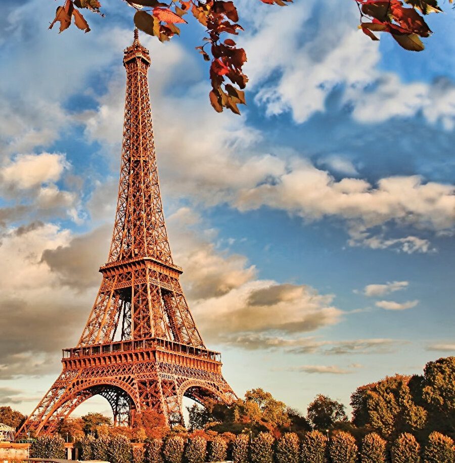 Paris, Fransa'nın başkenti ve Île-de-France bölgesinin merkezidir. Sen Nehri'nin üzerine, Paris Havzası'nın ortasına kurulmuştur.