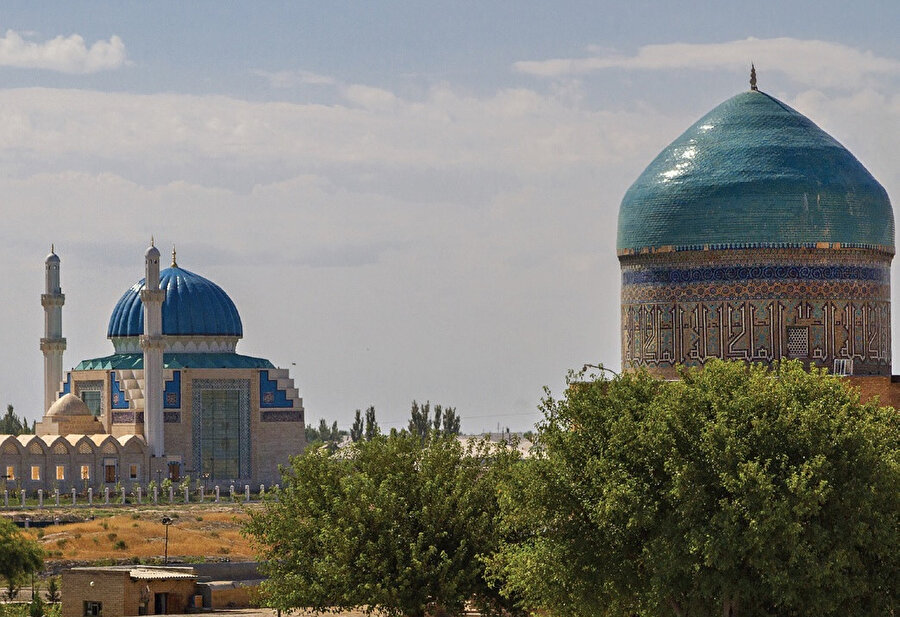Hoca Ahmed Yesevî Türbesi, güney Kazakistan'da Türkistan şehrinde bulunur. Büyük Timur İmparatorluğu döneminde yapı 1389 yılında Timur tarafından yaptırılmıştır.