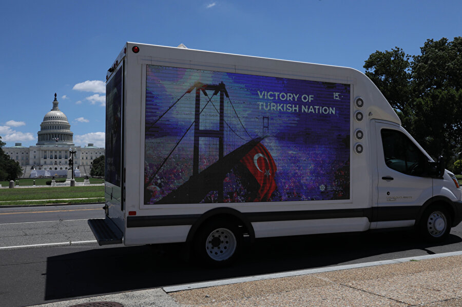 ABD'de 15 Temmuz, ilan kamyonları ve pankart taşıyan uçaklarla anlatıldı