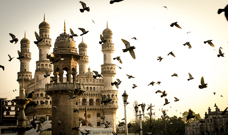Charminar Haydarabad şehrinin simgesi konumundadır.