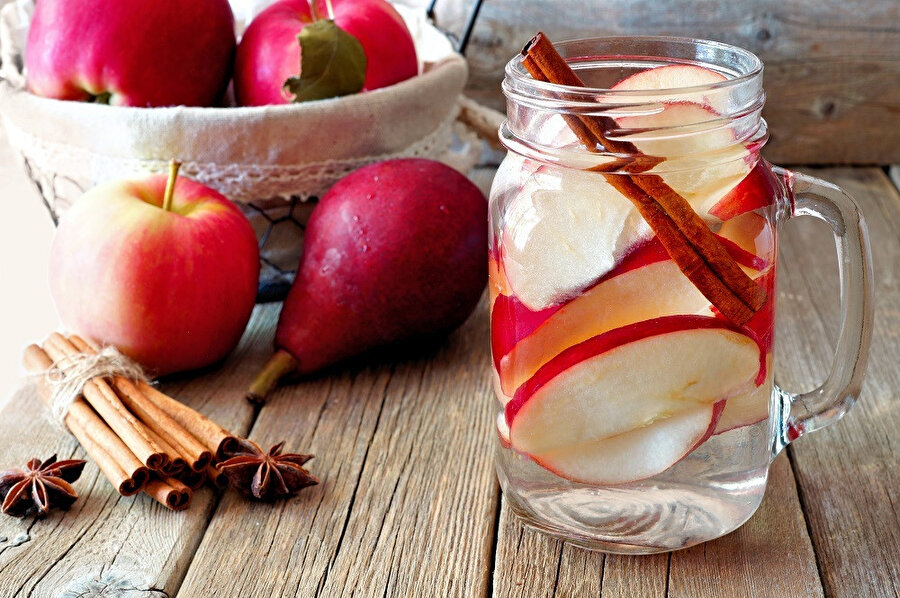 Elma dilimlerinin de olduğu tarçınlı su, pek olmasa da sizlere elmalı kurabiye yemiş hissi verebilir. :)