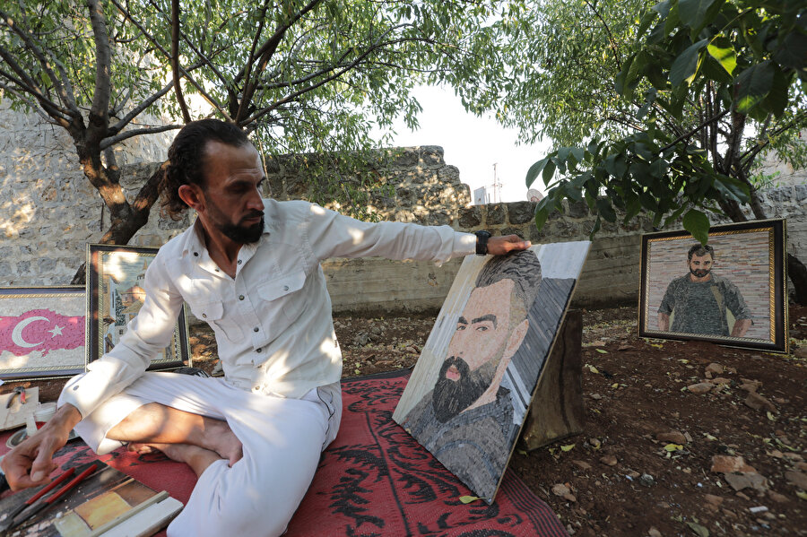 Geçen yılın haziran ayında özgürlüğüne kavuşan mozaik sanatçısı Tavil, işkenceyle ölen arkadaşlarının portrelerini mozaikler ile resmediyor.