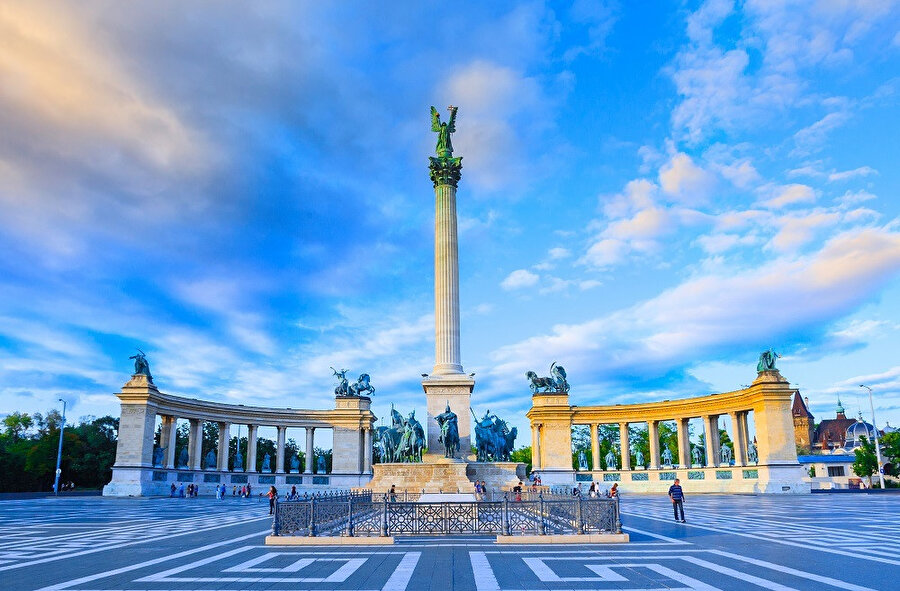 Budapeşte, Macaristan'ın politik, kültürel, ticari, endüstri ve ihracat merkezidir.
