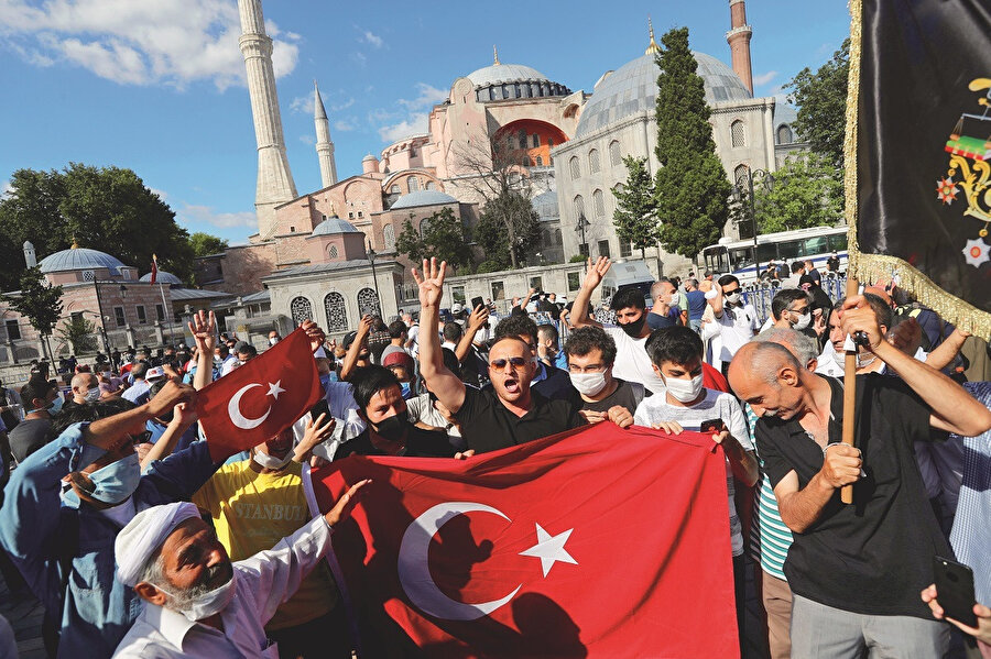 Tüm dünyanın merakla beklediği Ayasofya kararı sonunda çıktı. Sürekli Vakıflar Tarihi Eserlere ve Çevreye Hizmet Derneği, Ayasofya’nın camiden müzeye dönüştürülmesine yönelik Bakanlar Kurulu kararının iptali istemiyle Danıştay’da dava açmıştı. Davayı duruşmalı inceleyen Daire, 2 Temmuz’daki duruşmada tarafları dinledi. Duruşmanın ardından dosyayı inceleyen Danıştay 10. Daire kararını verdi. Daire, Ayasofya’nın camiden müzeye dönüştürülmesine dair 24 Kasım 1934 tarihli Bakanlar Kurulu kararını iptal etti.