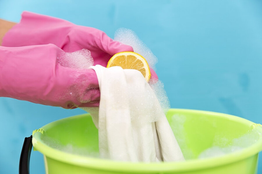Limonlu su içine sıvı deterjan da dahil edip daha güçlü hale getirebilirsiniz. 