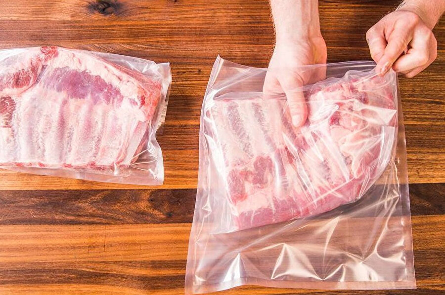 Kemikli etleri buzdolabınıza sığacak parçalara bölerek buzdolabı poşetine koyup buzluğa yerleştirebilirsiniz