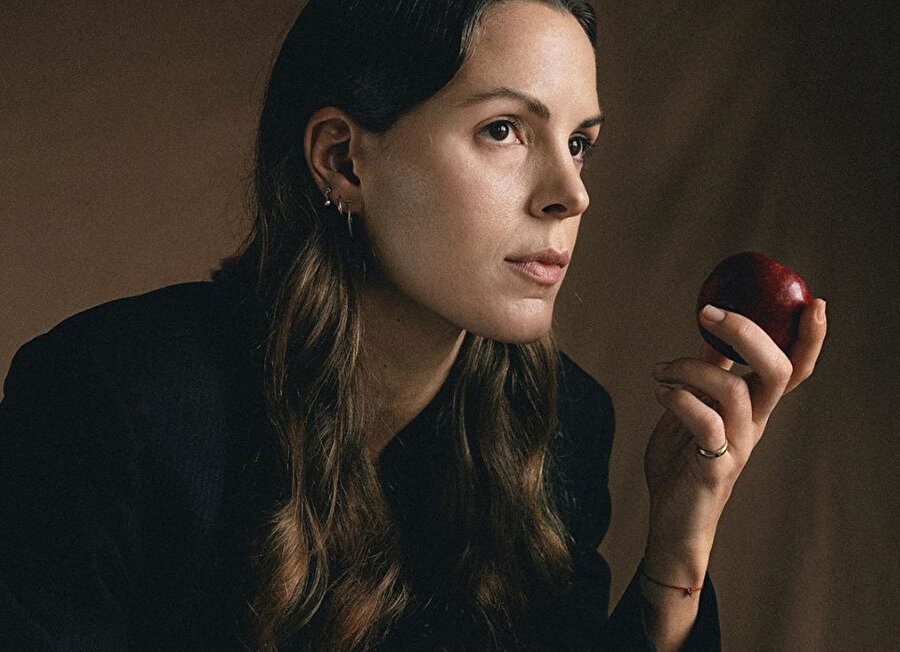 1988, İsviçre doğumlu olan  Dilara Sakpınar, Istanbul Bilgi Üniversitesi Müzik Bölümü’nden mezundur.