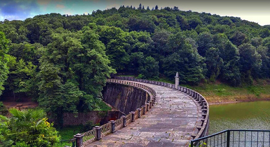 Adını, Belgrad Ormanlan’nın ıslahı için büyük gayret sarfeden Müderris Neşet Bey’den (1881-1929) alan serin suyun etrafında kurulan önemli bir mesire yeridir.