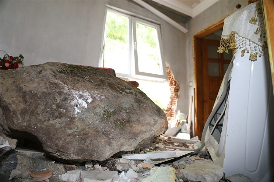 Kaya parçasının çarptığı evdeki 5 kişiyi çamaşır makinesi kurtardı