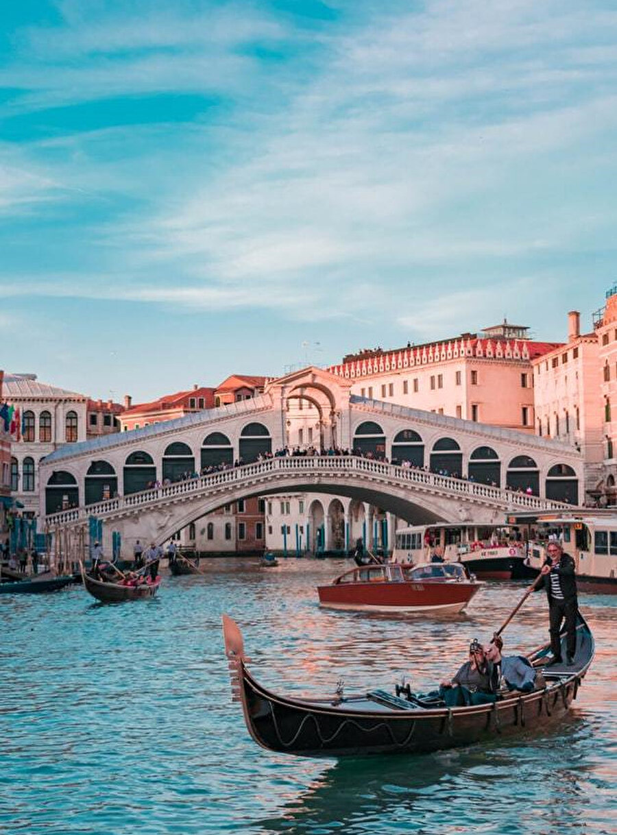 Şehir, kıyı şeridi boyunca uzanan Venetian Lagoon bataklığında, Po ve Piave nehirlerinin deltaları arasında bulunuyor.